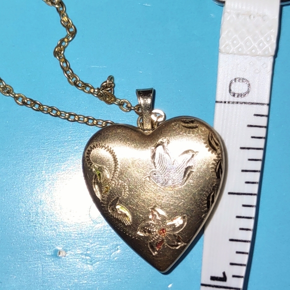Gold Vintage Locket Photo Pendant w/ Floral Dove Motif - Picture 4 of 13